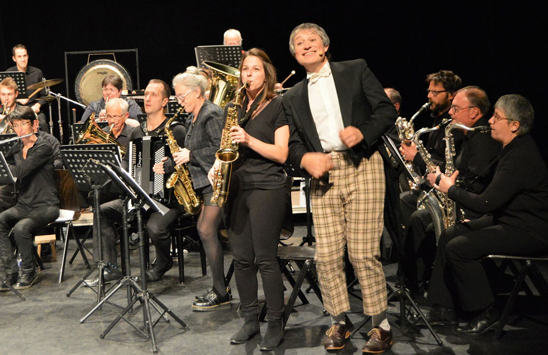 Photo du spectacle de Not'Compagnie : Manoche avec une saxophoniste