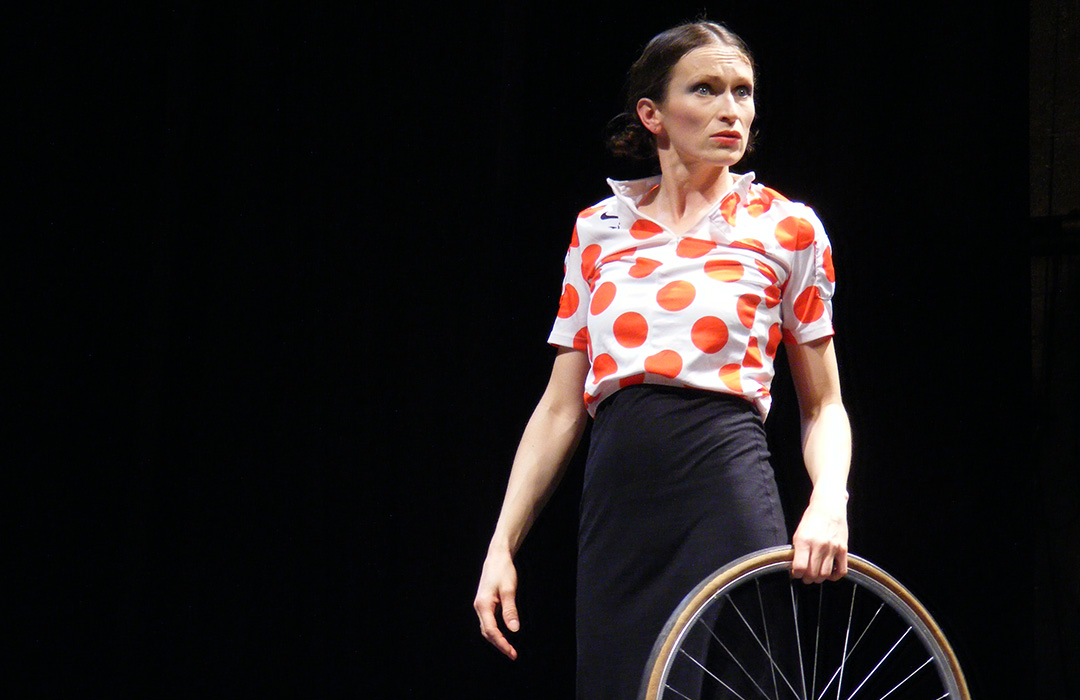 Photo du spectacle de Not'Compagnie Un Rossignol et deux amants : Nathalie et la roue de vélo